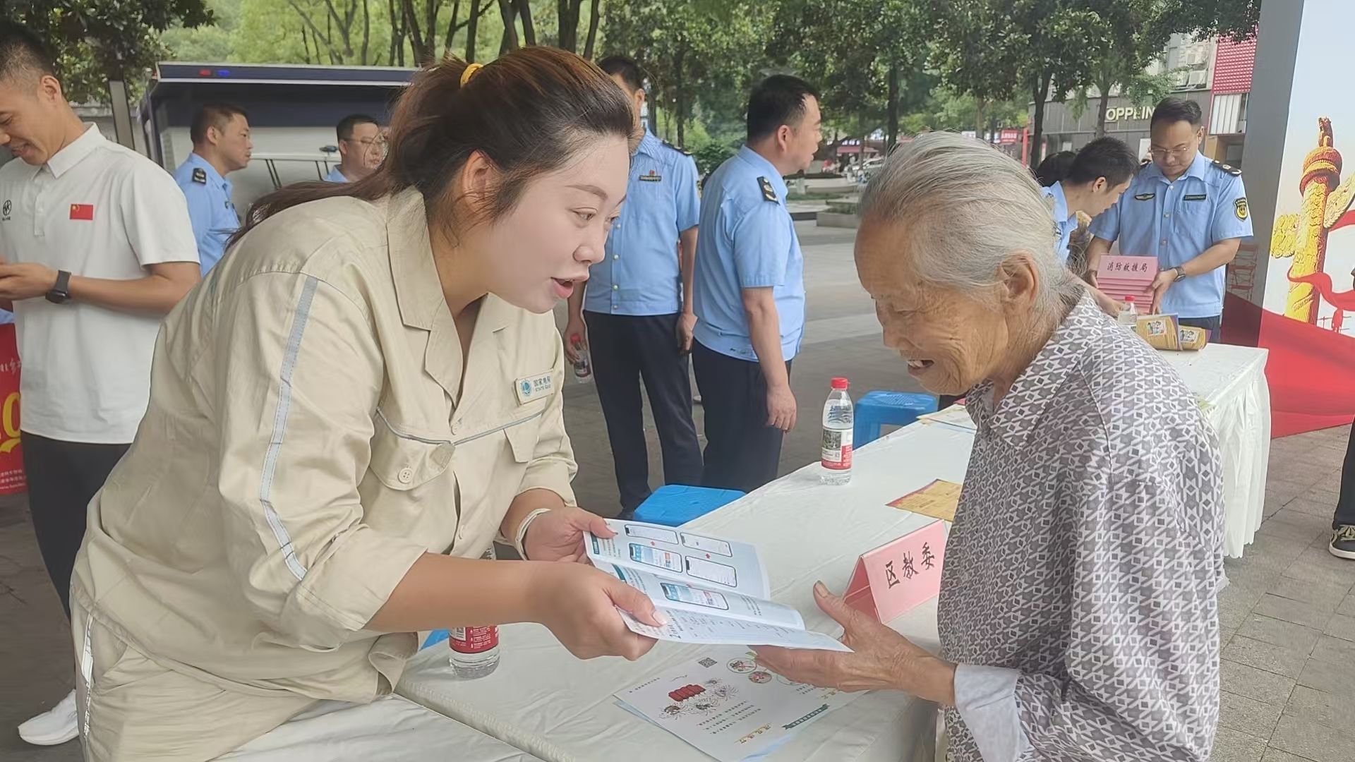616城南低壓營配服務(wù)班在嘉陵風(fēng)情步行街開展宣傳咨詢?nèi)栈顒?jpg