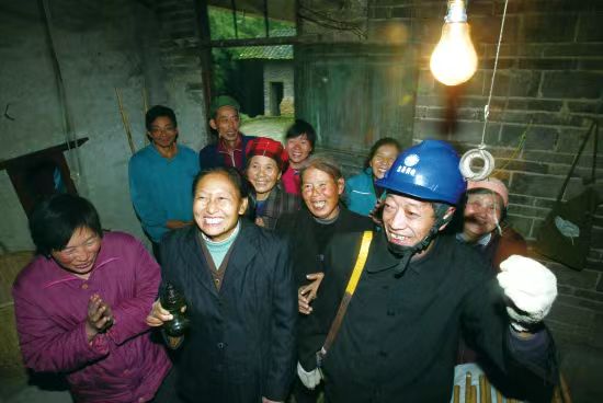 圖為2006年12月6日，重慶忠縣國家電網(wǎng)供區(qū)最后一個“無電戶”告別油燈.jpg