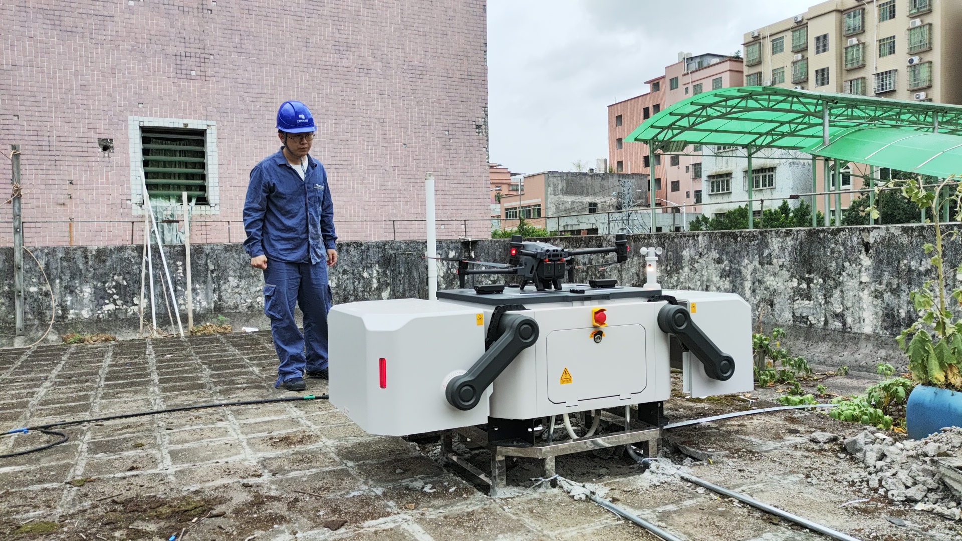 清新供電局員工在對無人機(jī)“固定”機(jī)巢進(jìn)行調(diào)試。（古樂 攝）.jpg