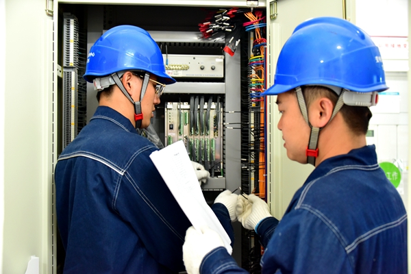 10月12日，國網(wǎng)巴州供電公司變電檢修<span id=