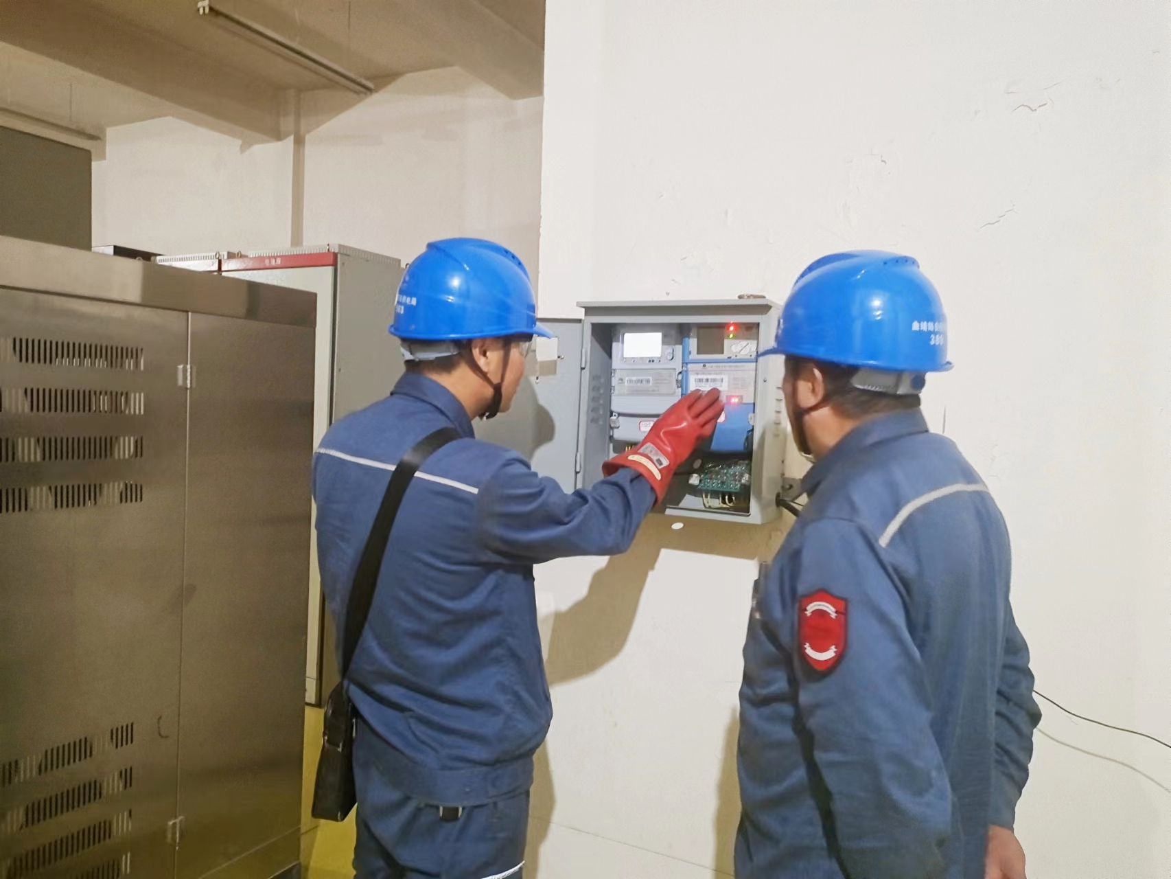 1、工作人員對企業(yè)電能計(jì)量裝置進(jìn)行檢查.jpg