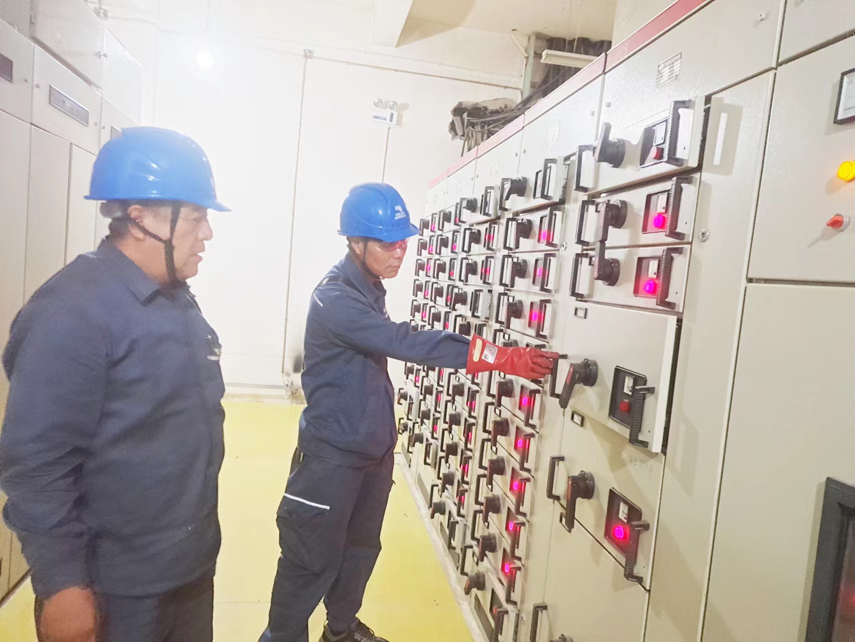 2、工作人員對企業(yè)配電室用電設(shè)備進(jìn)行檢查.jpg