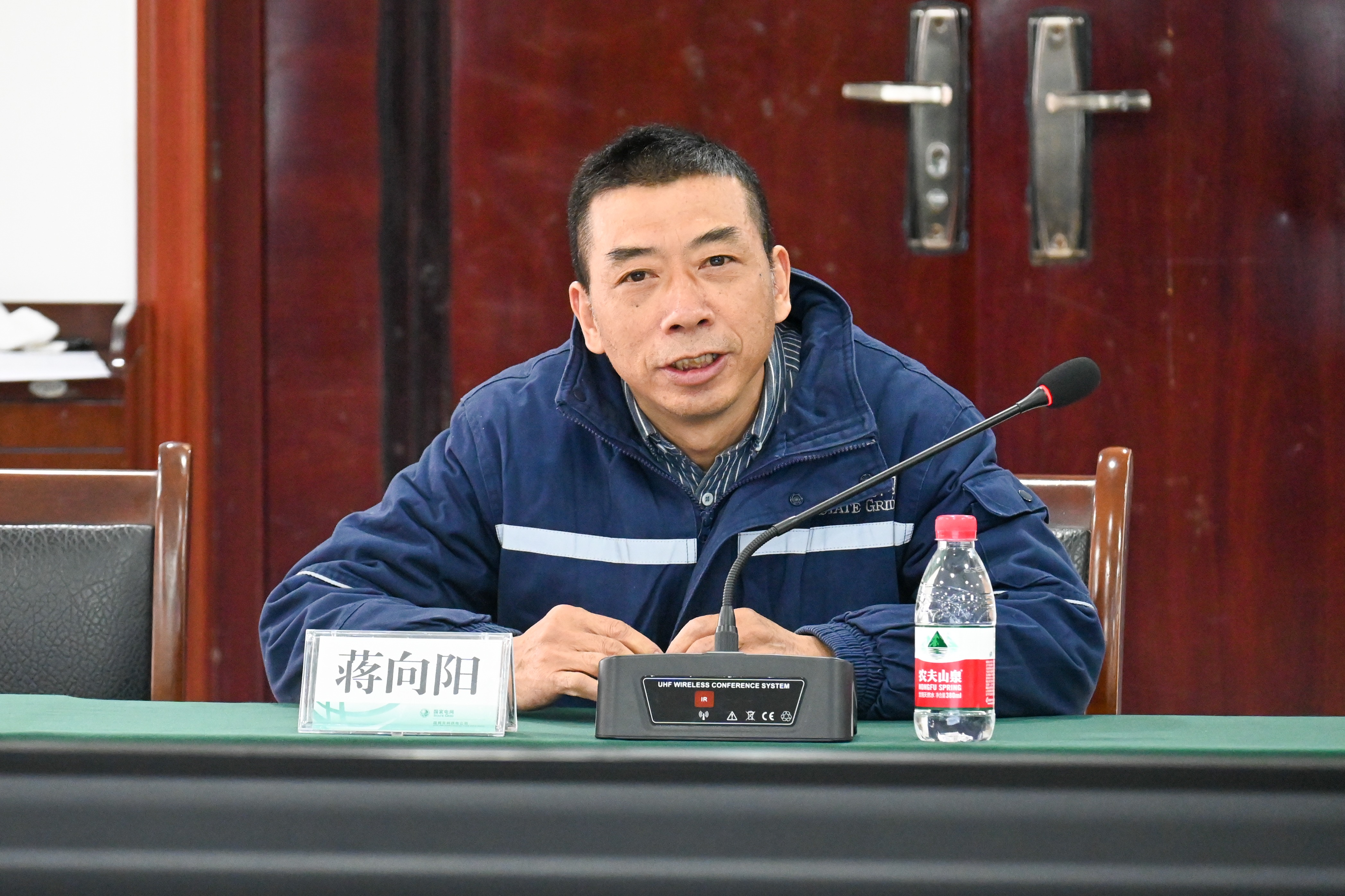 圖為國網(wǎng)重慶開州供電公司員工正在現(xiàn)場“賽馬”。 李添鑫 攝 (2).jpg