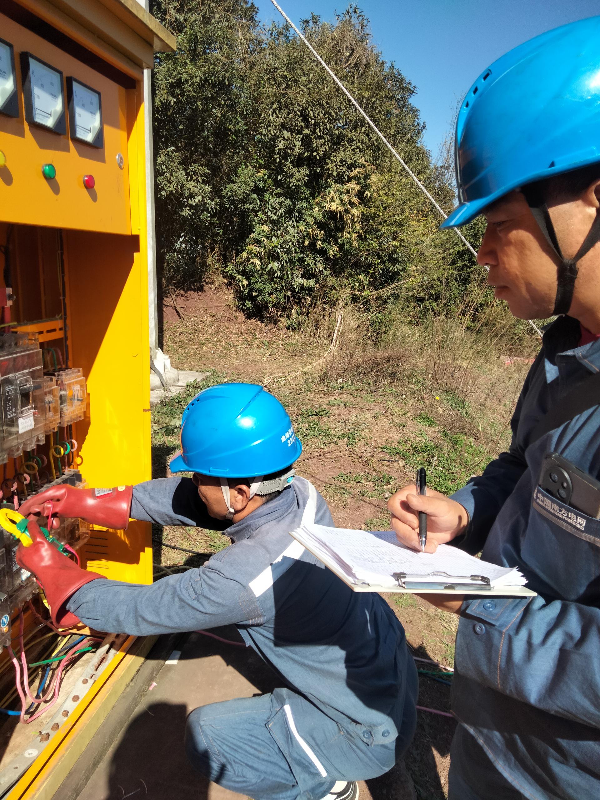 3月23日，南方電網(wǎng)云南曲靖麒麟供電局東山供電所工作人員再次檢查保點設(shè)備 (2).jpg