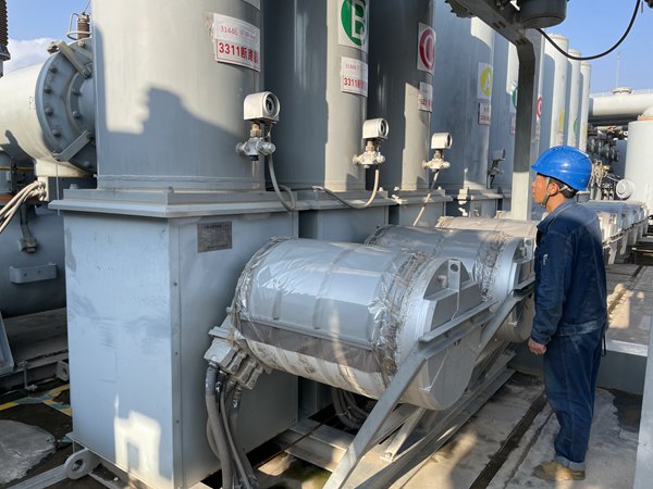 圖為劉家峽水電廠電氣分場員工對巡查戶外電力設(shè)備  600.jpg