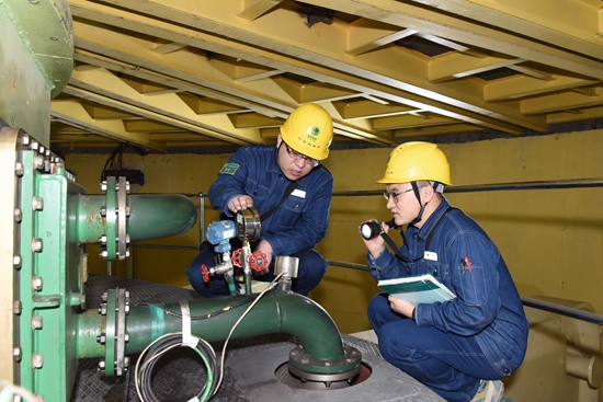 圖為劉家峽水電廠運(yùn)行人員對(duì)4號(hào)機(jī)組進(jìn)行停機(jī)巡查_550.jpg