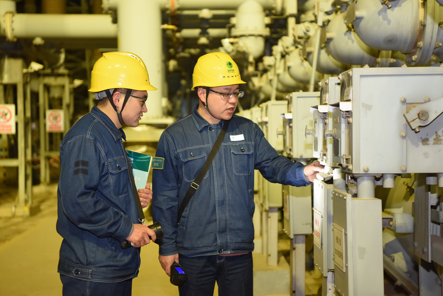寒潮來襲 劉家峽水電廠開展特巡特護(hù)保供電（攝影：侯齊）.JPG