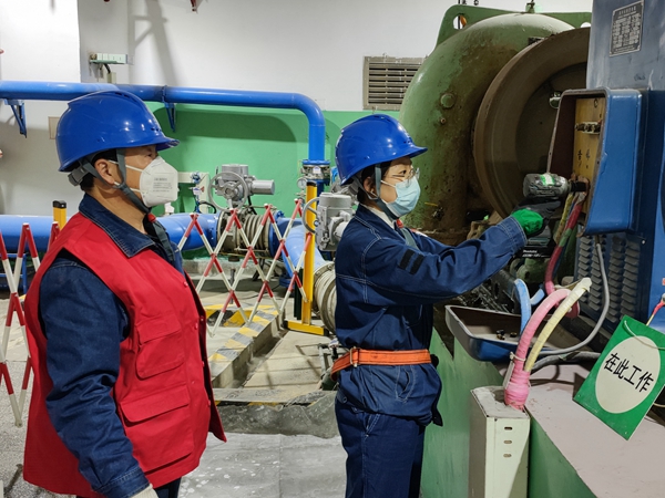 圖為青工在師傅指導(dǎo)下對發(fā)電機(jī)進(jìn)行拆解學(xué)<span id=