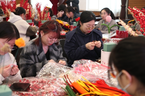 2--清水川能源公司舉辦“迎三八 展風(fēng)采”女職工手工制作活動(dòng)_副本.jpg