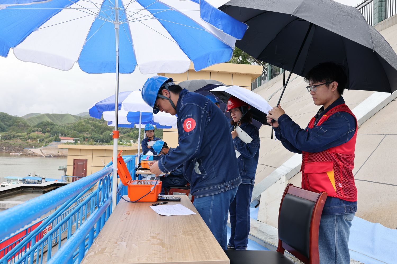 劉家峽水電廠：秋雨礪技能 競賽展風采 (2).JPG