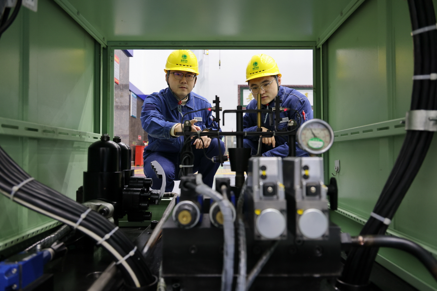 2.國網(wǎng)甘肅劉家峽水電廠工作人員正在對發(fā)電機組主輔設備進行特巡特護.JPG