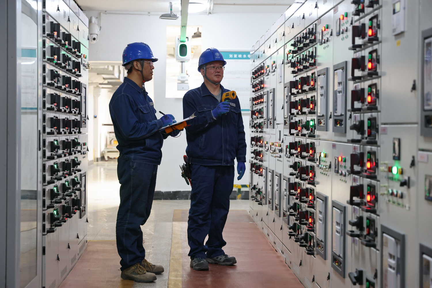 4.國網(wǎng)甘肅劉家峽水電廠運用“人工+智能”開展設備巡回檢查.JPG