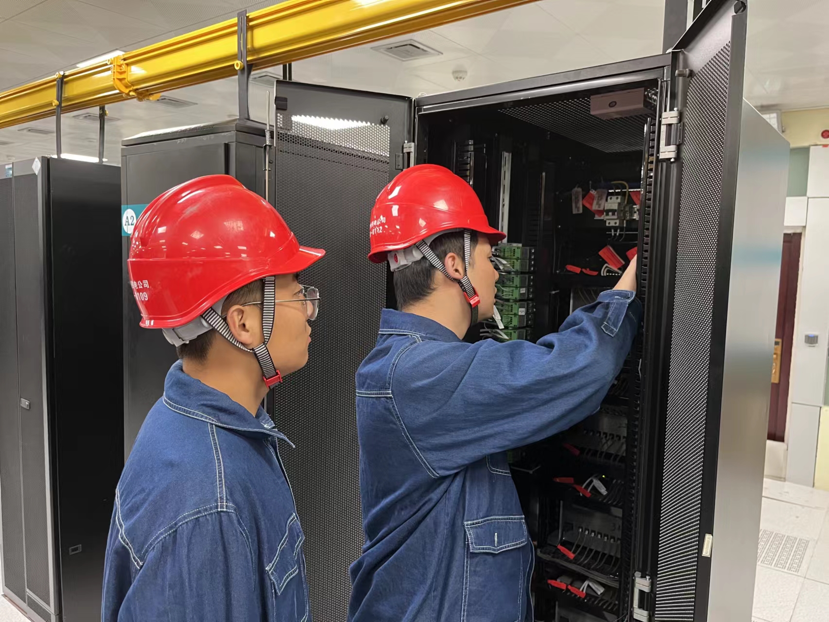 工作人員對(duì)北斗短報(bào)文通信設(shè)備進(jìn)行調(diào)試。（冉夢(mèng)晨）1.jpg