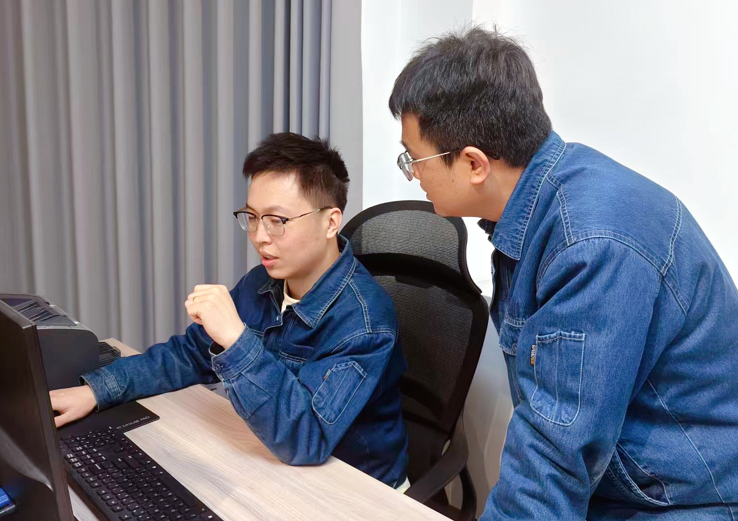 國網(wǎng)蘭州供電公司西固供電分公司員工使用供電可靠性“先算后?！蔽?yīng)用預(yù)測停電時戶數(shù)。賈瑛攝 (1).jpg