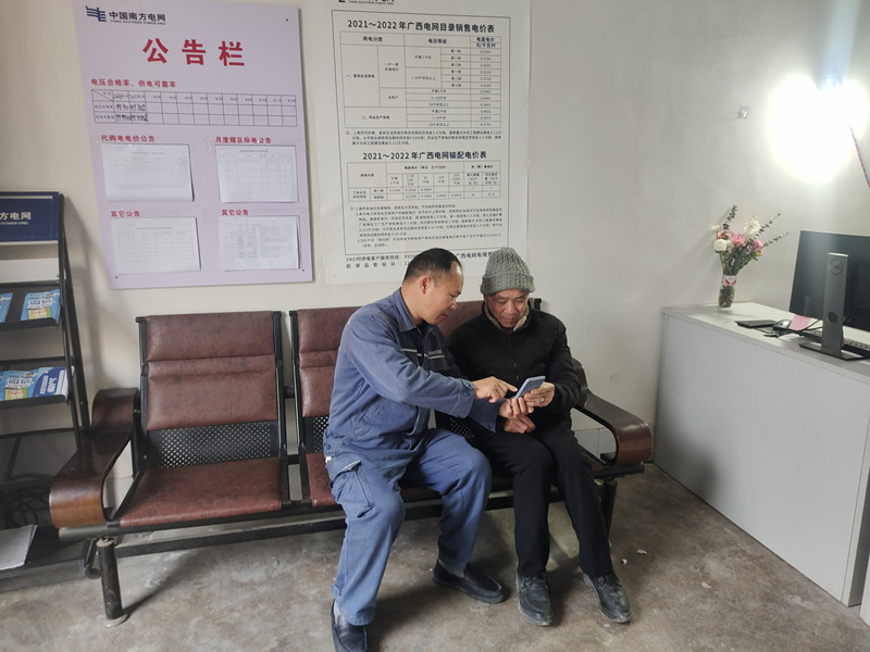 工作人員在耐心交老人家用手機繳費.jpg