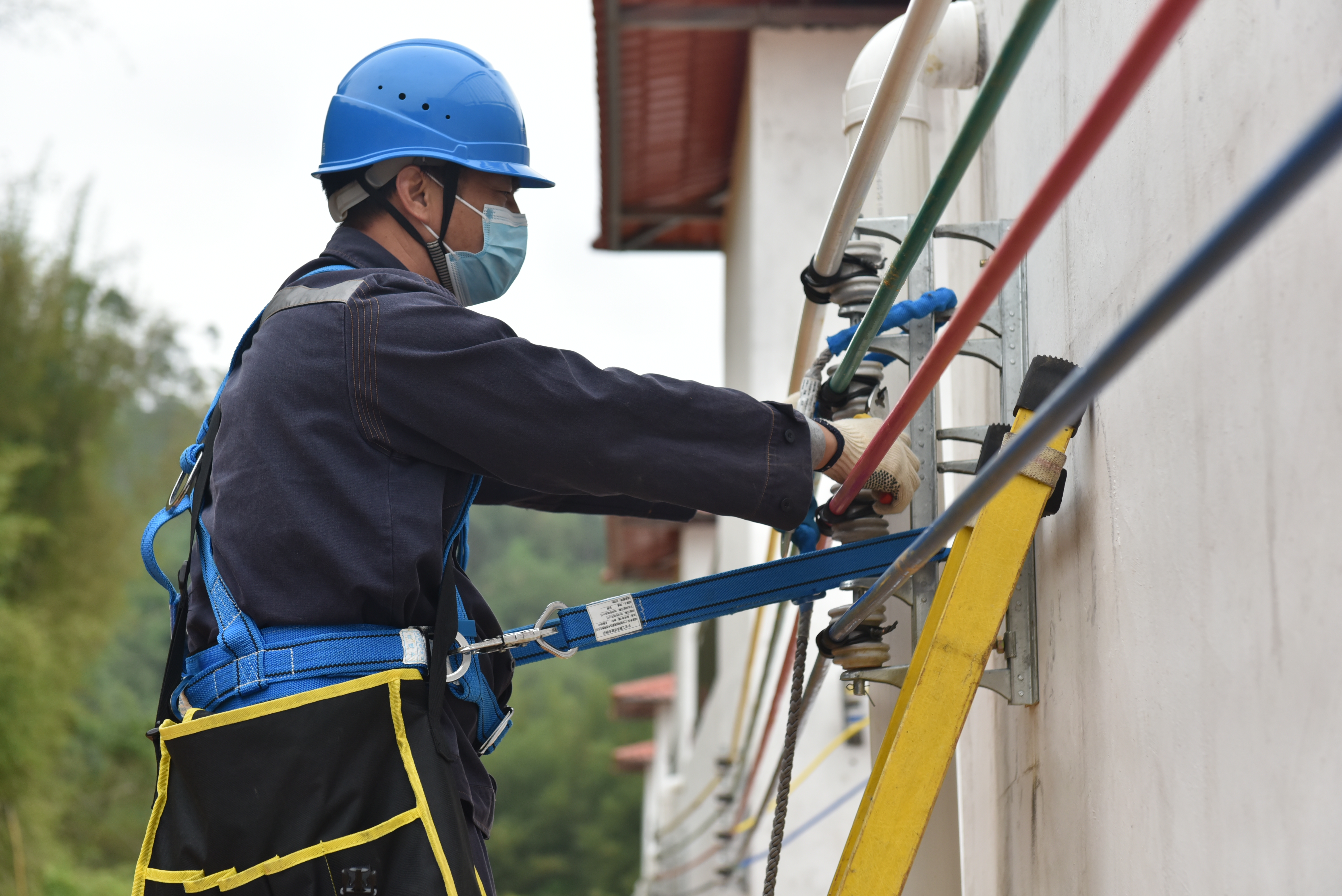 南方電網(wǎng)廣東清遠清新供電局組織員工對村里的線路進行整治更換。（潘桂鳳 攝）.JPG