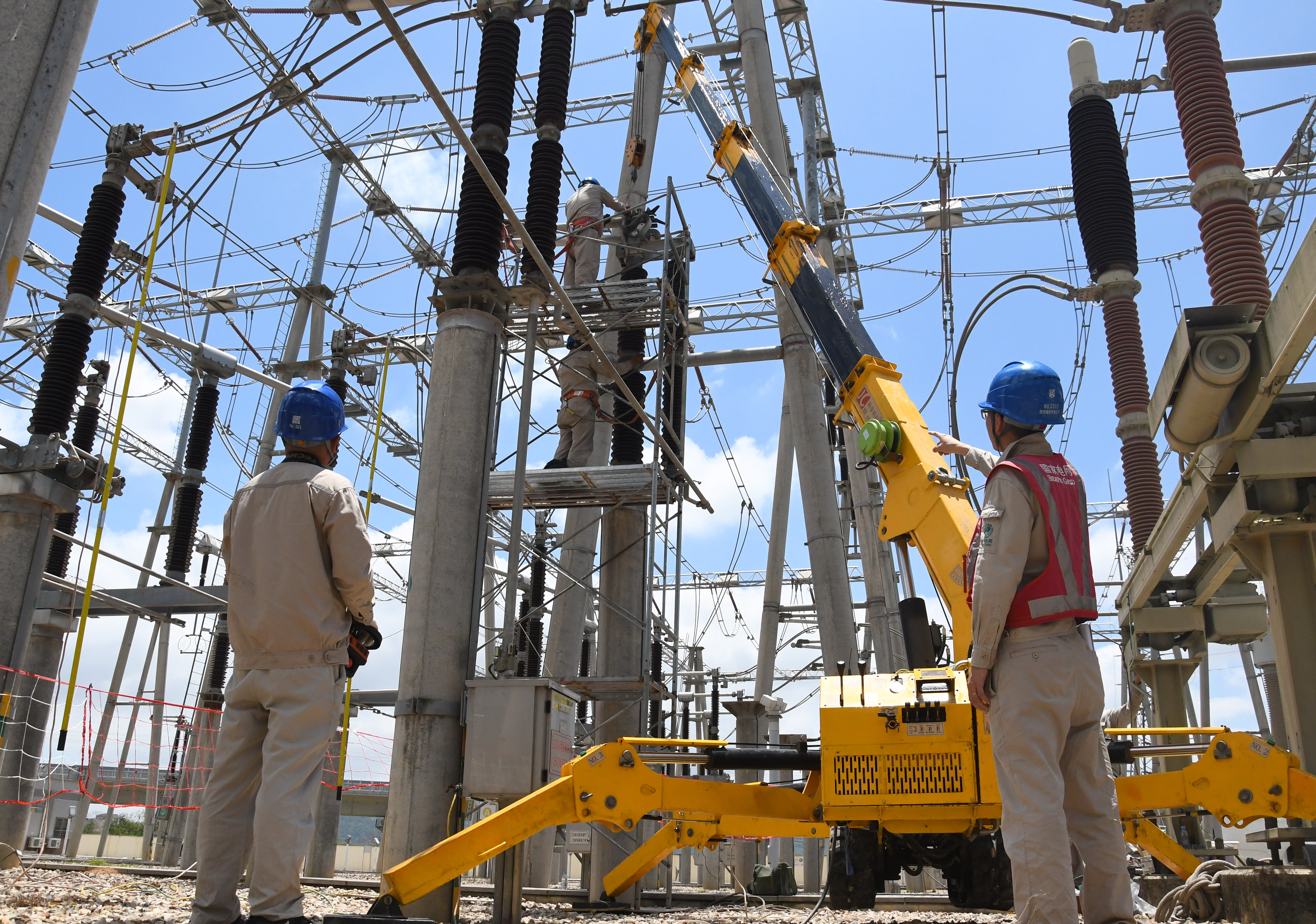 2023年6月1日，檢修人員在220千伏梧店變電站內(nèi)利用小型吊機(jī)吊裝隔離開關(guān)（柯俊明）.jpg