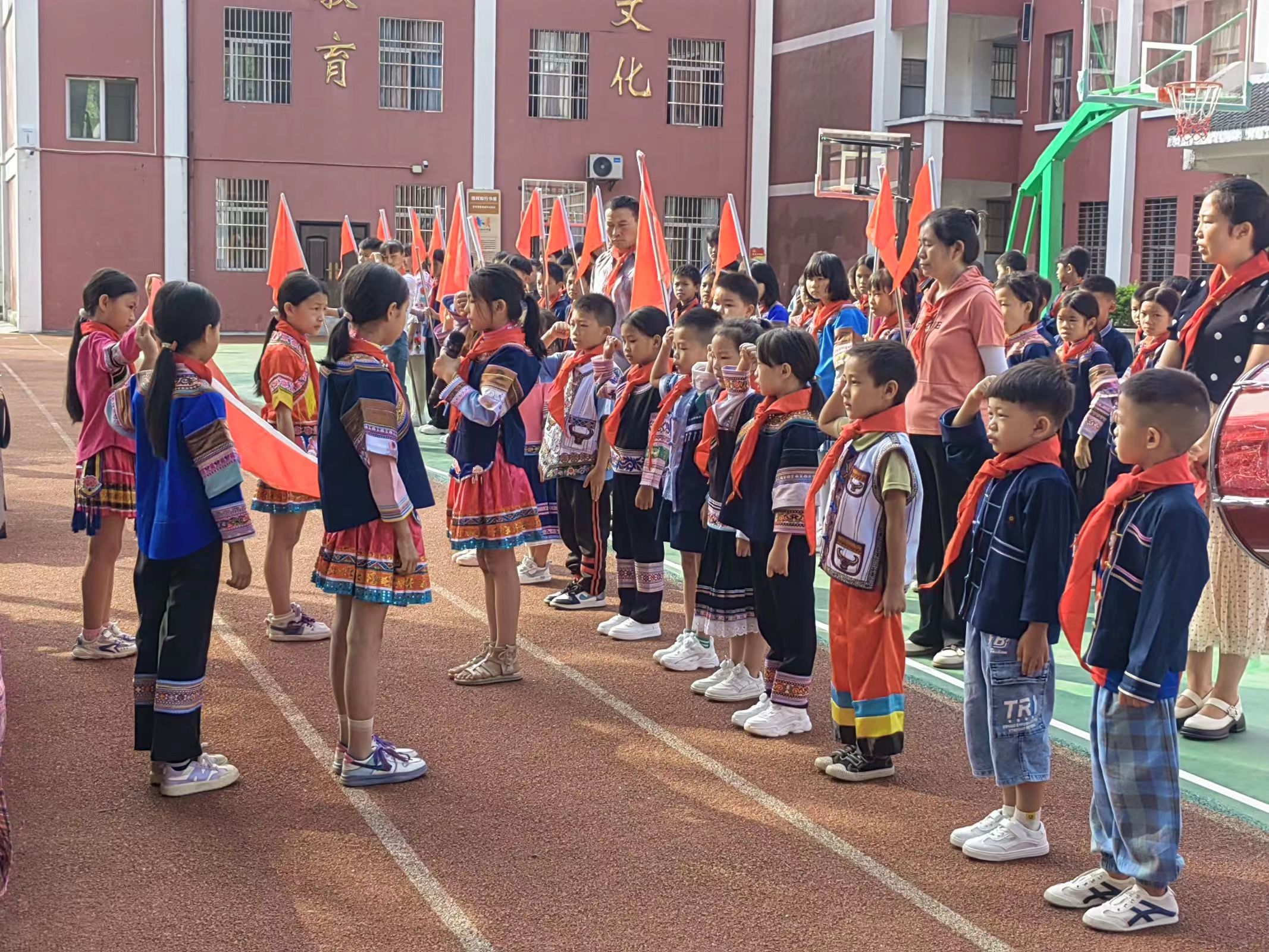 一年級(jí)小朋友光榮加入少先隊(duì).jpg