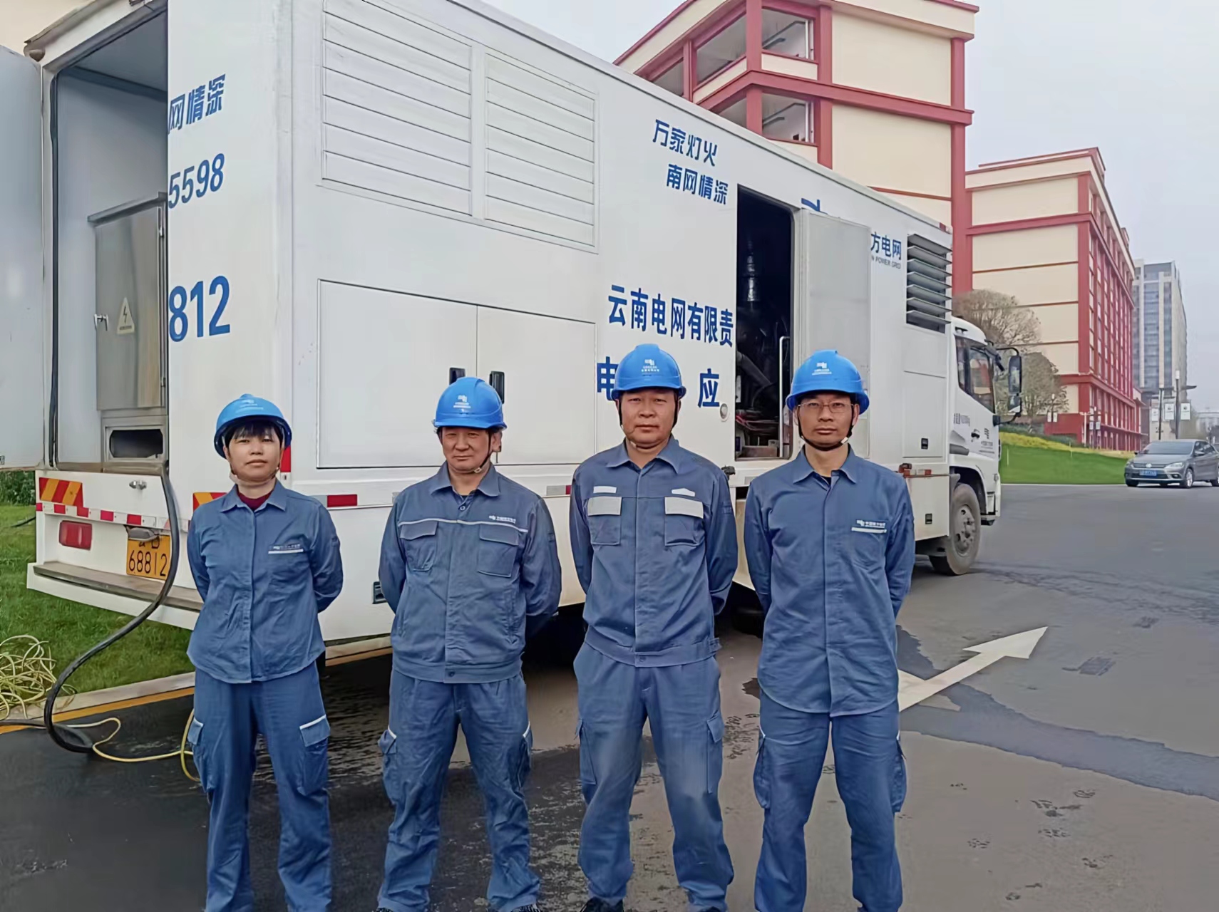 1、應(yīng)急發(fā)電車及人員到位.jpg