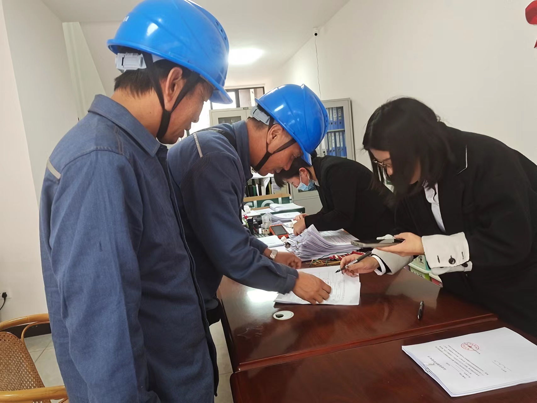 3、工作人員用檢結(jié)束后，由企業(yè)客戶進(jìn)行簽字.jpg