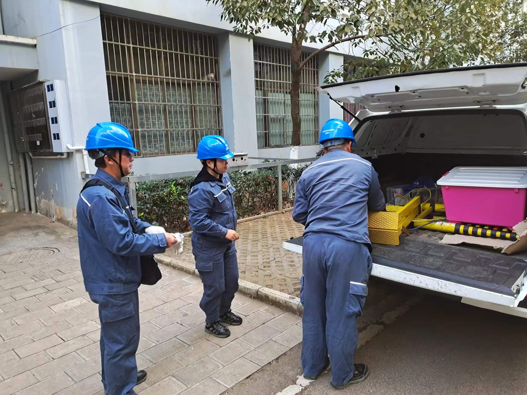 1、工作人員到達(dá)用戶處進(jìn)行故障表計(jì)處理  高雄林 攝.jpg