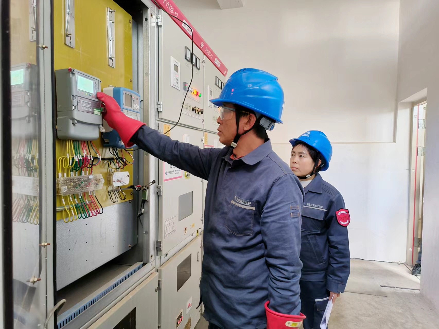 2、工作人員提前對(duì)考點(diǎn)學(xué)校進(jìn)行專項(xiàng)用電檢查.jpg