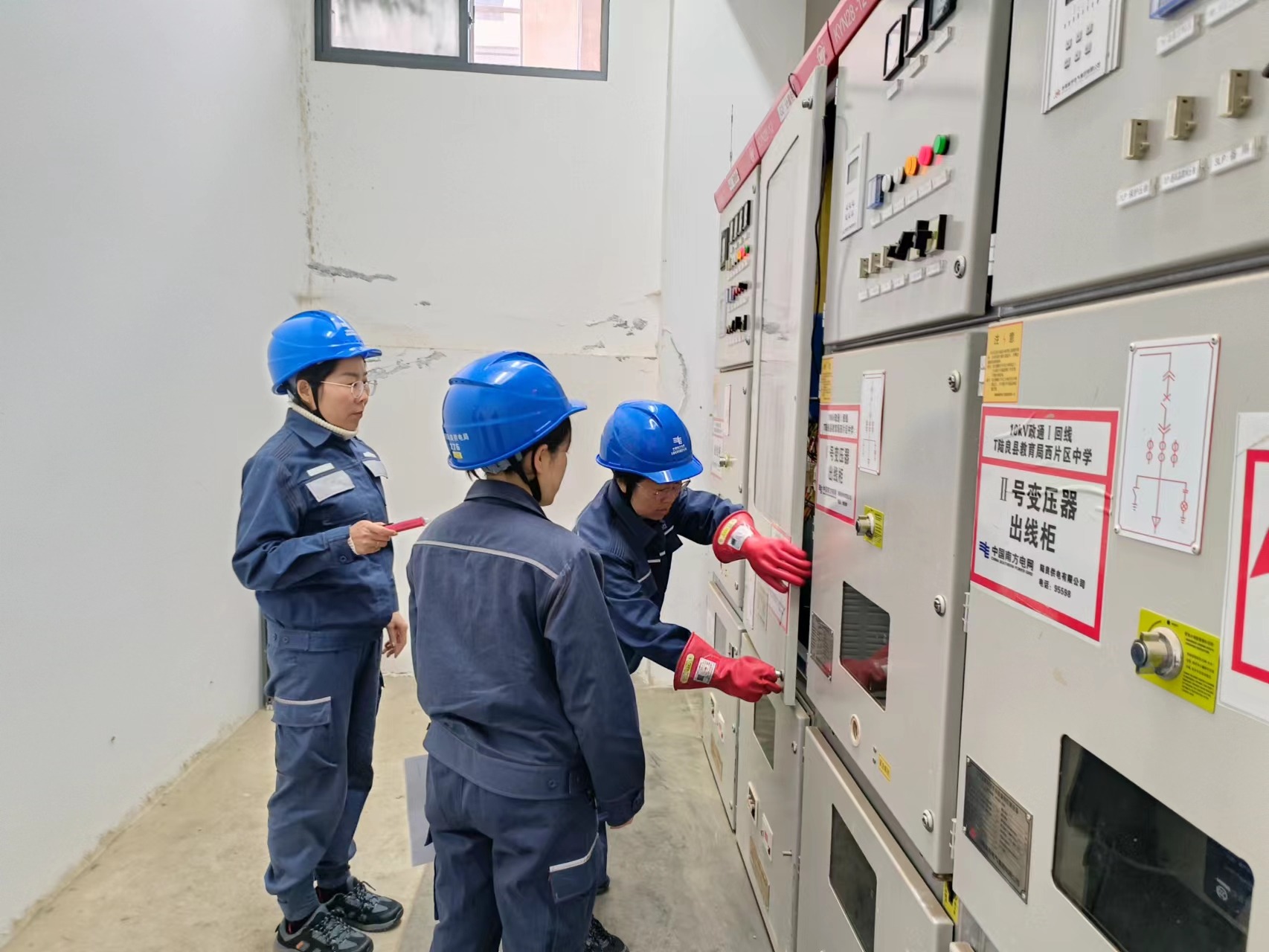 3、工作人員對(duì)考點(diǎn)學(xué)校配電室進(jìn)行用電檢查.jpg