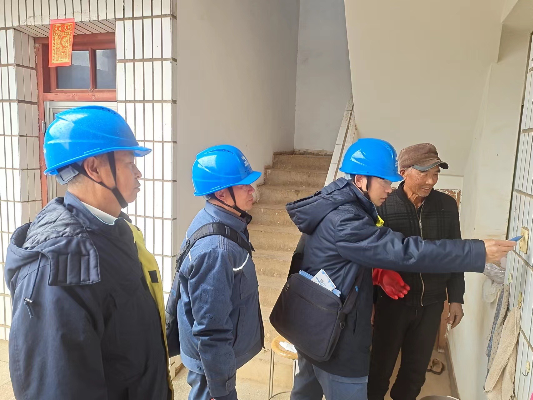 2、工作人員為空巢老人開(kāi)展安全用電服務(wù)   高雄林 攝.jpg