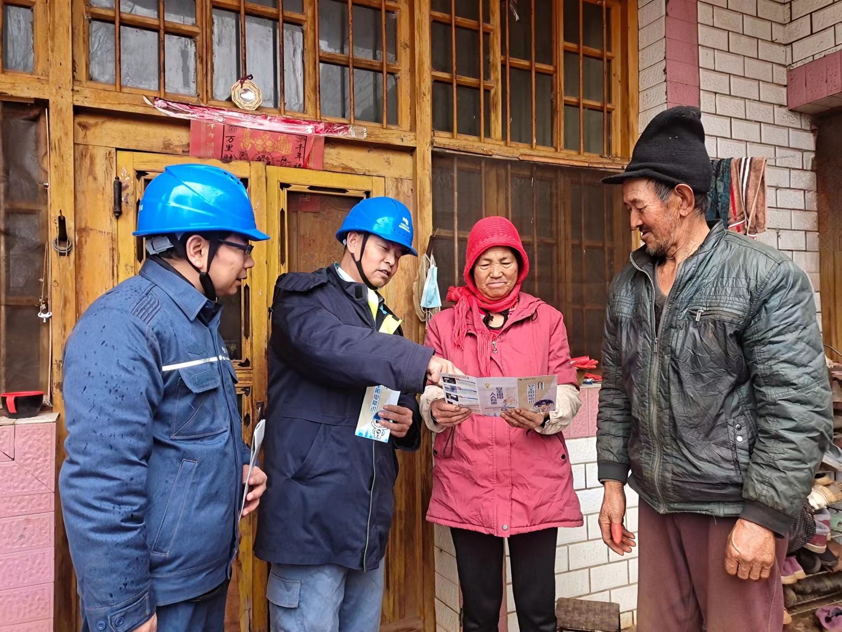 4、工作人員向空巢老人宣傳安全用電知識(shí)，講解冬季安全用電注意事項(xiàng)等  高雄林 攝.jpg