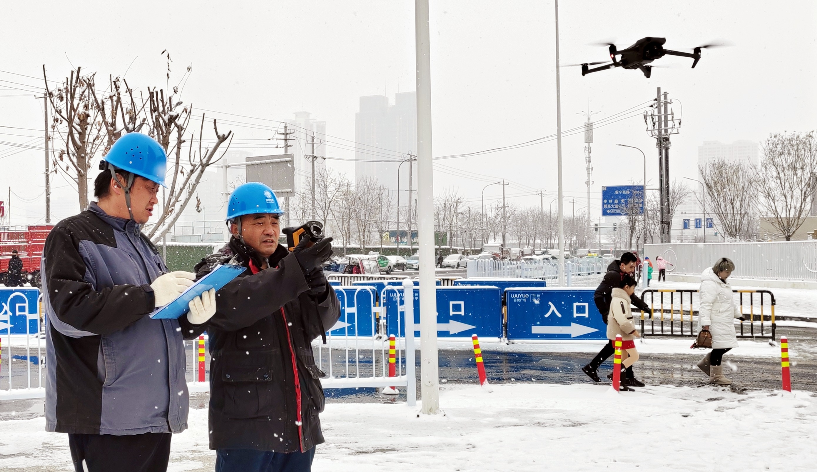 2024年2月2日，國網(wǎng)蘭州供電公司安寧供電分公司員工利用無人機(jī)對城<span id=