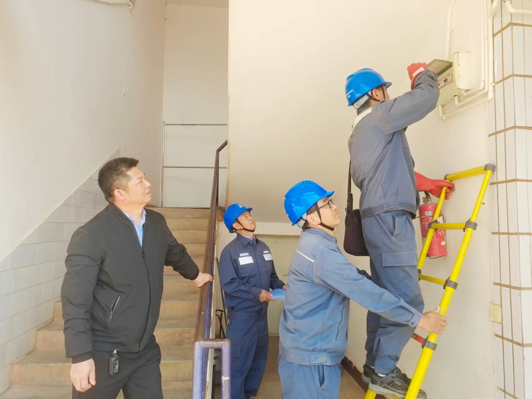 2、工作人員對(duì)學(xué)校的用電設(shè)備及用電線路進(jìn)行檢查 高雄林 攝.jpg