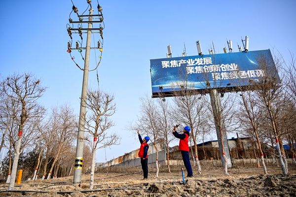 2月29日，國網(wǎng)巴州供電公司前往國家級(jí)庫爾勒經(jīng)濟(jì)技術(shù)開發(fā)區(qū)檢查用電線路，助力園區(qū)企業(yè)復(fù)工復(fù)<span id=
