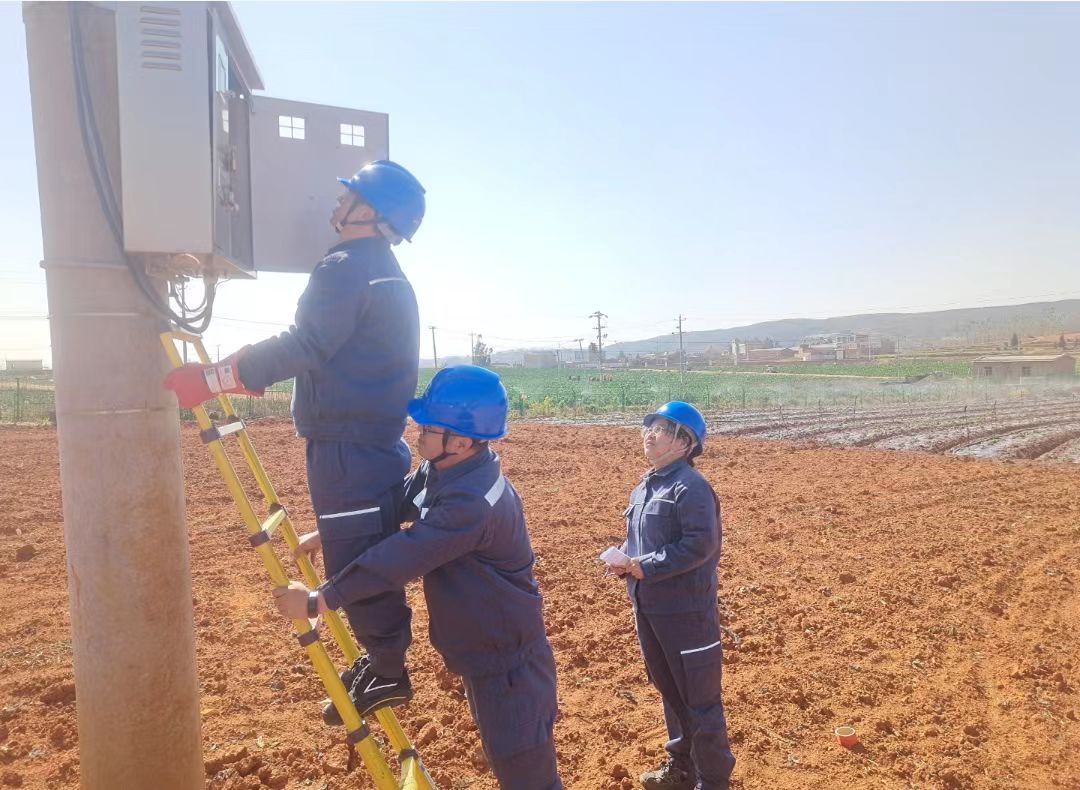 3、工作人員走進田間地頭，對農(nóng)戶的電能計量裝置、漏保等用電設(shè)備進行用電檢查 高雄林 攝.jpg