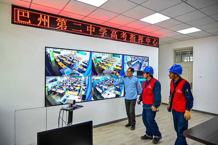 6月5日，國(guó)網(wǎng)巴州供電公司組織員工前往巴州第二中學(xué)高考考點(diǎn)對(duì)考點(diǎn)學(xué)校監(jiān)控室設(shè)備運(yùn)行情況進(jìn)行全面檢查。（史俊毫 攝）_副本.jpg