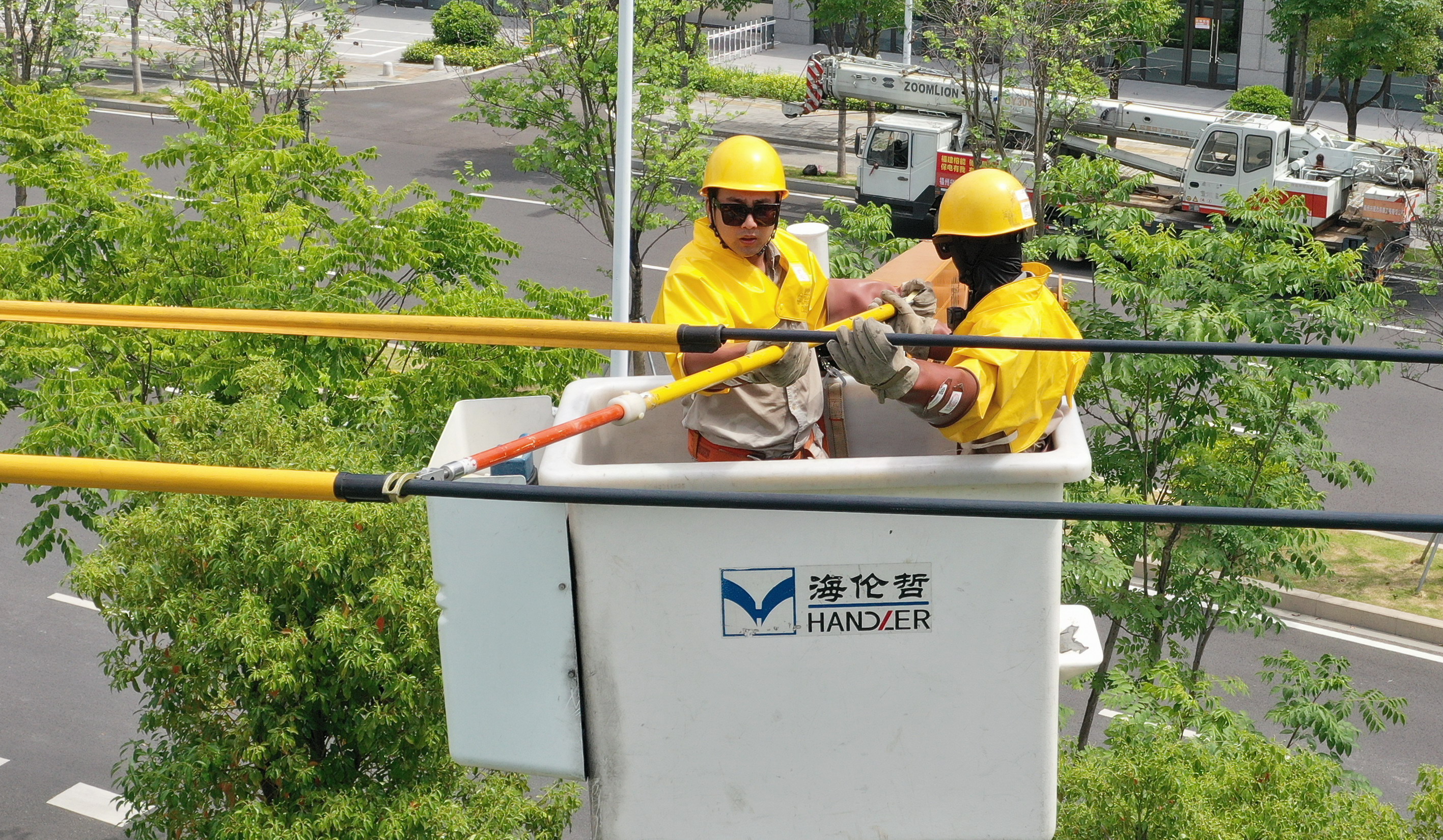 6月25日，國網福州供電公司帶電作業(yè)人員在福州市雁頭路開展帶電立桿作業(yè)9（柯俊明）.jpg