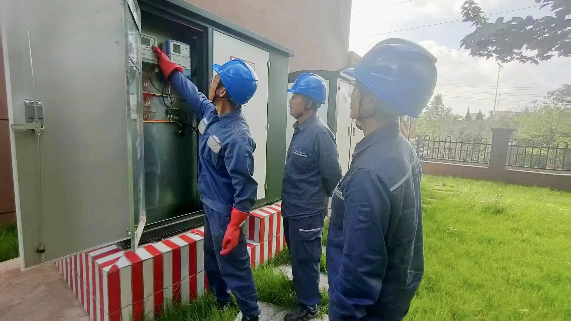 1、工作人員對企業(yè)電能計量裝置進(jìn)行用電檢查.jpg