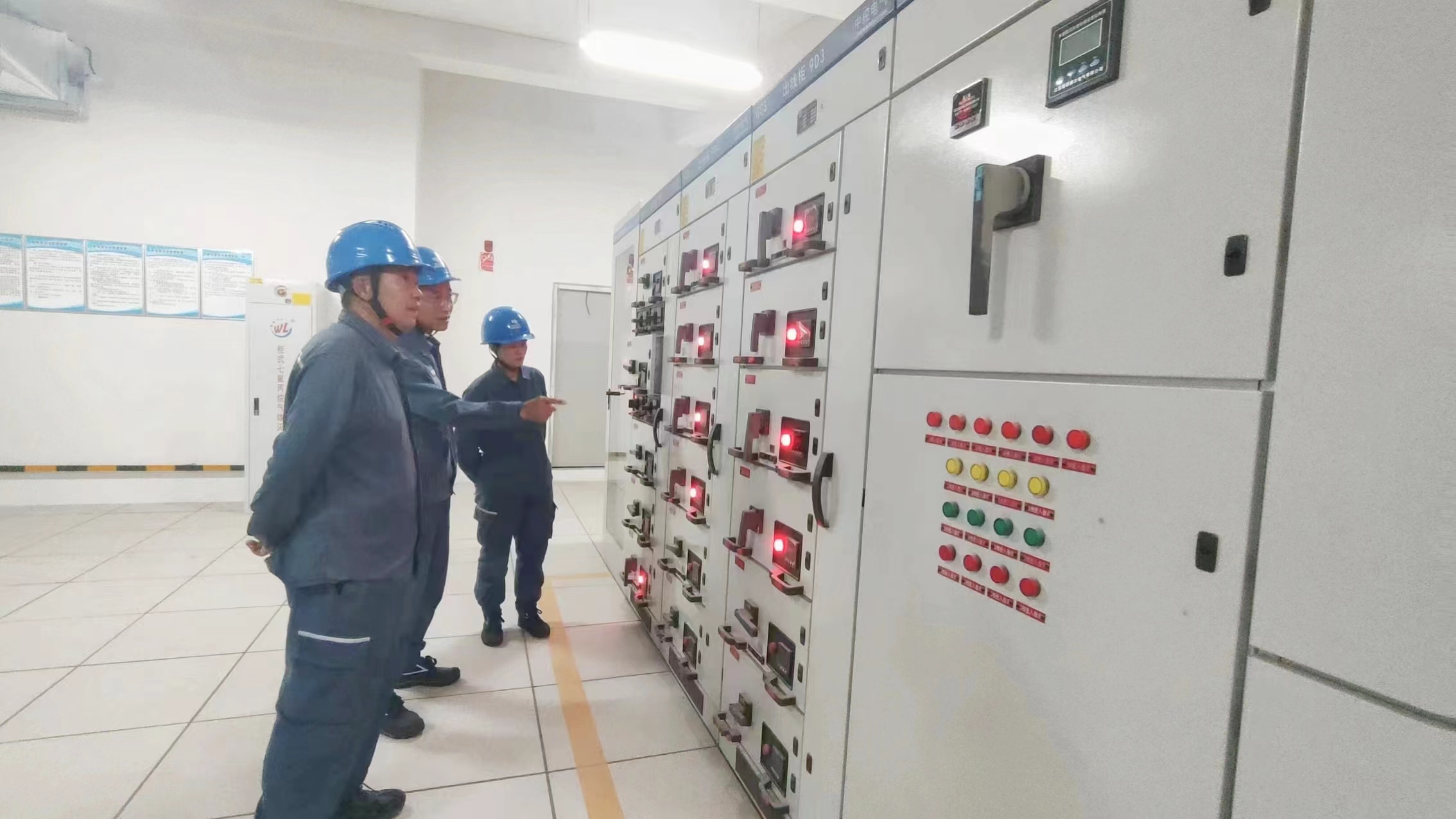 2、工作人員對企業(yè)配電室用電設(shè)備進(jìn)行用電檢查.jpg