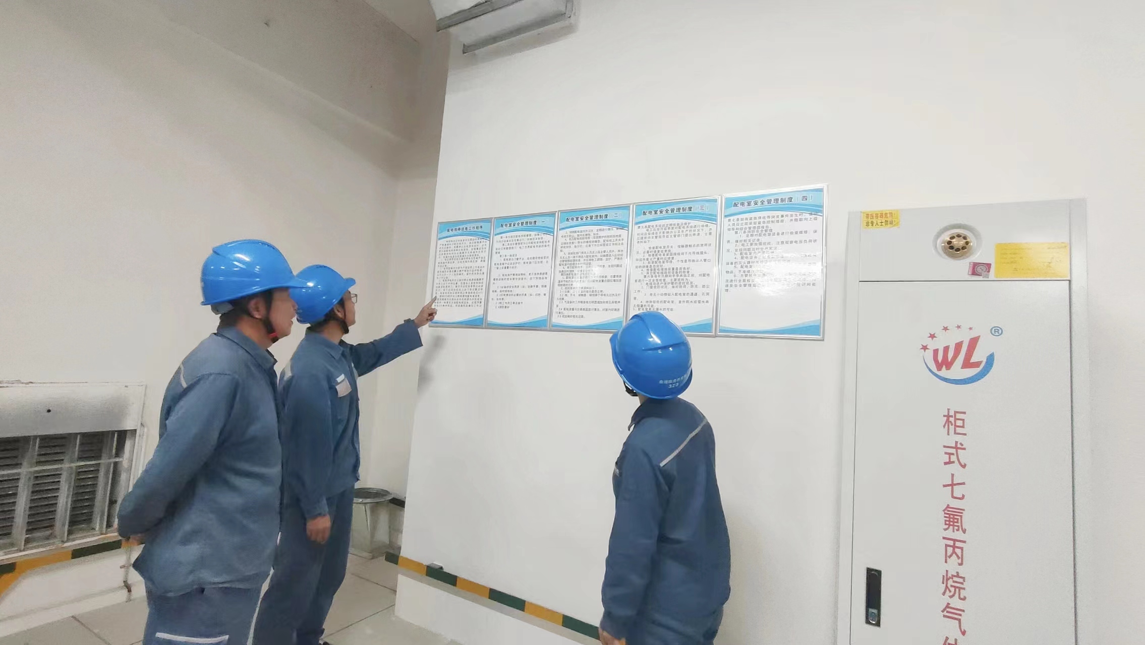 3、工作人員對企業(yè)場所環(huán)境及安全防護(hù)進(jìn)行檢查.jpg