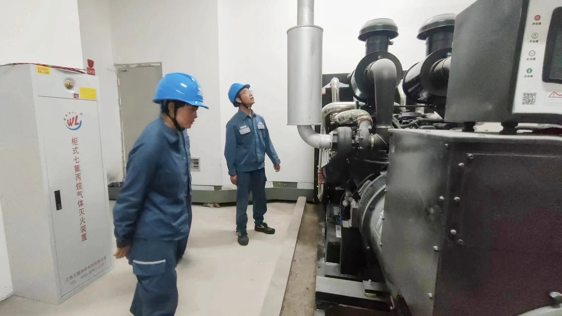 4、工作人員對企業(yè)應(yīng)急發(fā)電機進(jìn)行現(xiàn)場檢查.jpg
