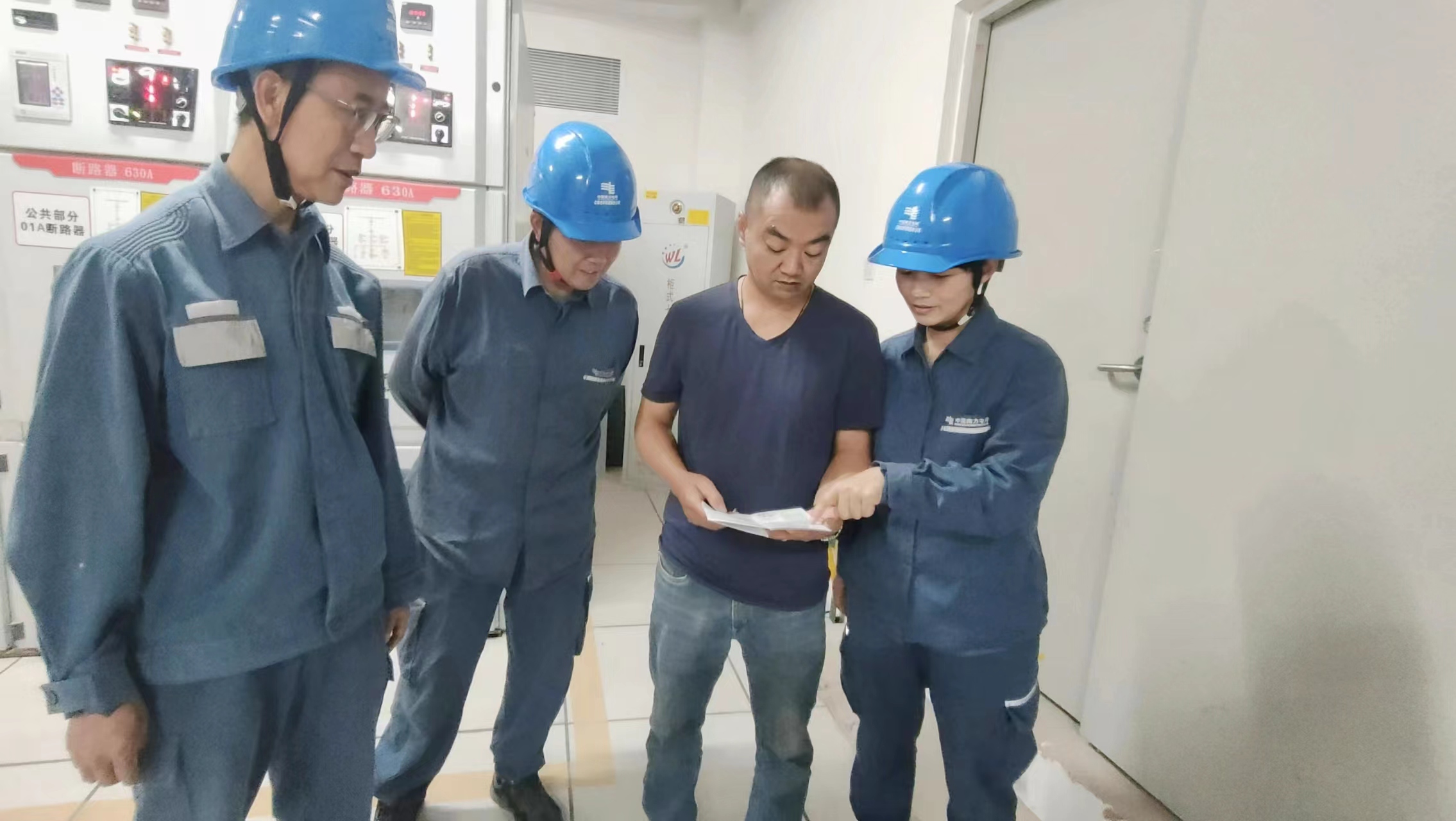 5、工作人員向客戶宣傳安全用電知識，講解安全用電注意事項.jpg