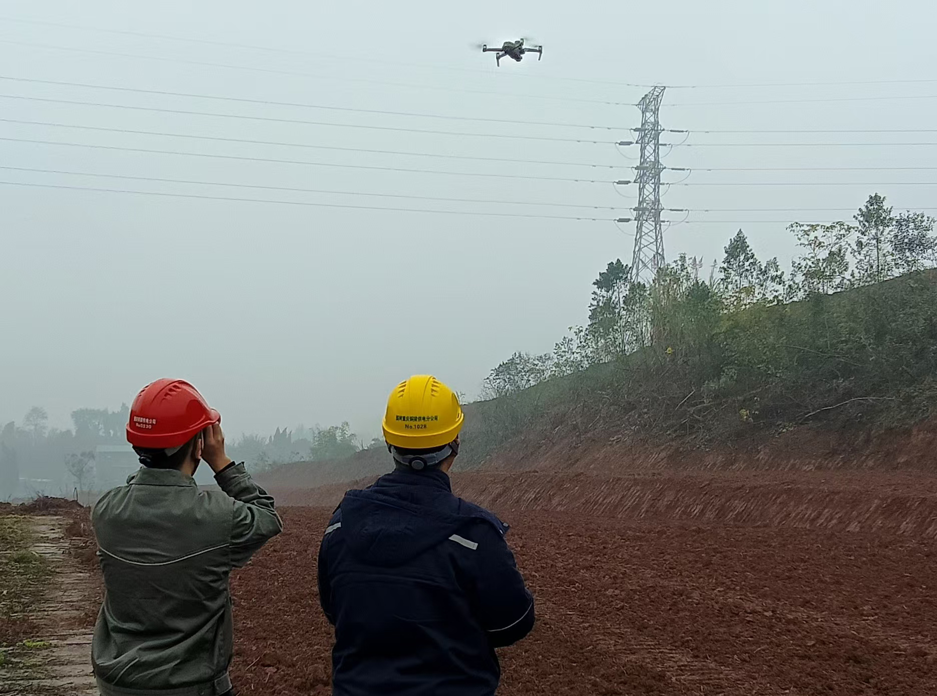 12月4日，重慶銅梁供電公司員工使用無人機(jī)對110千伏北翠線開展巡視。（劉昌偉）.jpg
