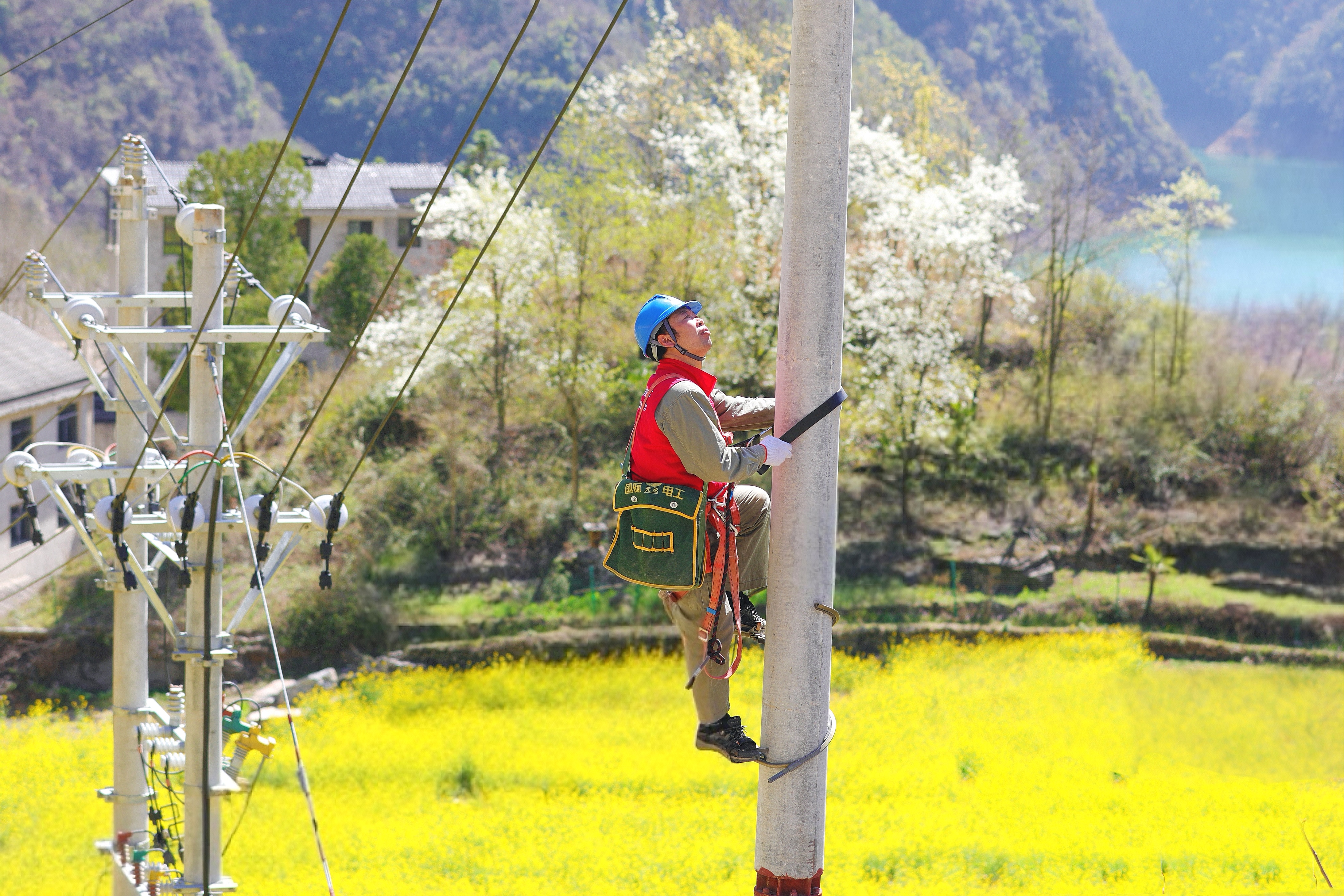 3月25日，國(guó)網(wǎng)神農(nóng)架供電公司宋洛供電所員工劉志坤在竹園坪二臺(tái)區(qū)0.4千伏#01一001桿登桿檢修，護(hù)航春耕用電安全。（朱玉潔）.jpg