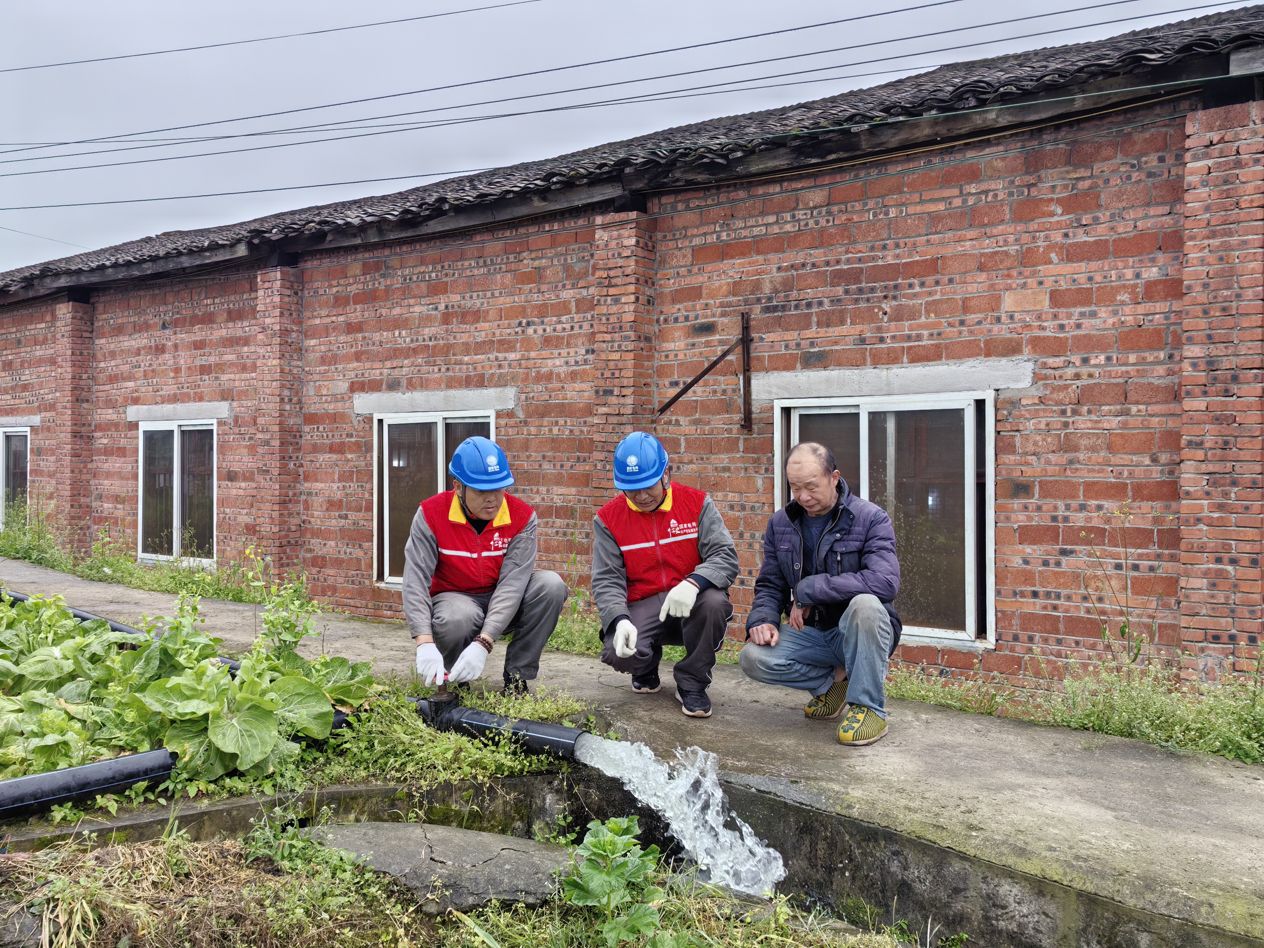北碚供電公司歇馬供電所工作人員萬成福、成肇華在東風(fēng)村白土壩組檢查抽水灌溉設(shè)備.jpg