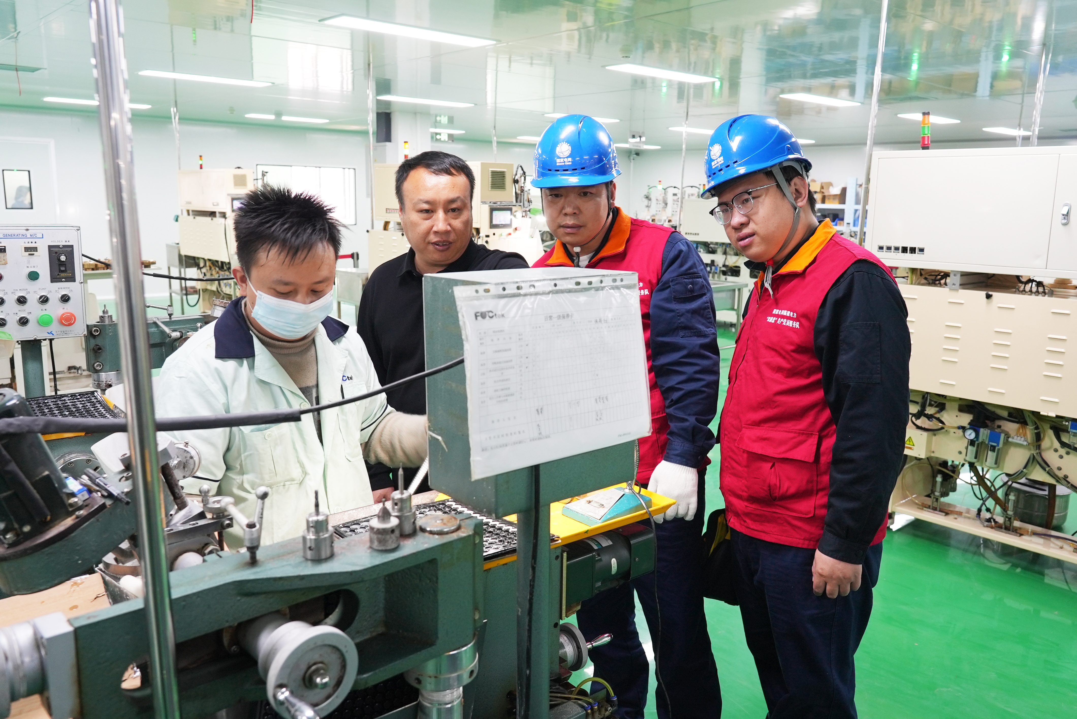 3月25日國網(wǎng)福州供電公司工作人員在福建福特科光電股份有限公司的車間內(nèi)了解企業(yè)的生<span id=