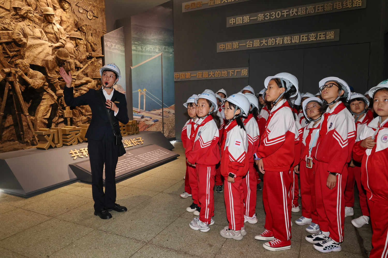劉家峽水電廠：開學(xué)“第一課” 點燃青少年科技報國夢 (1).JPG