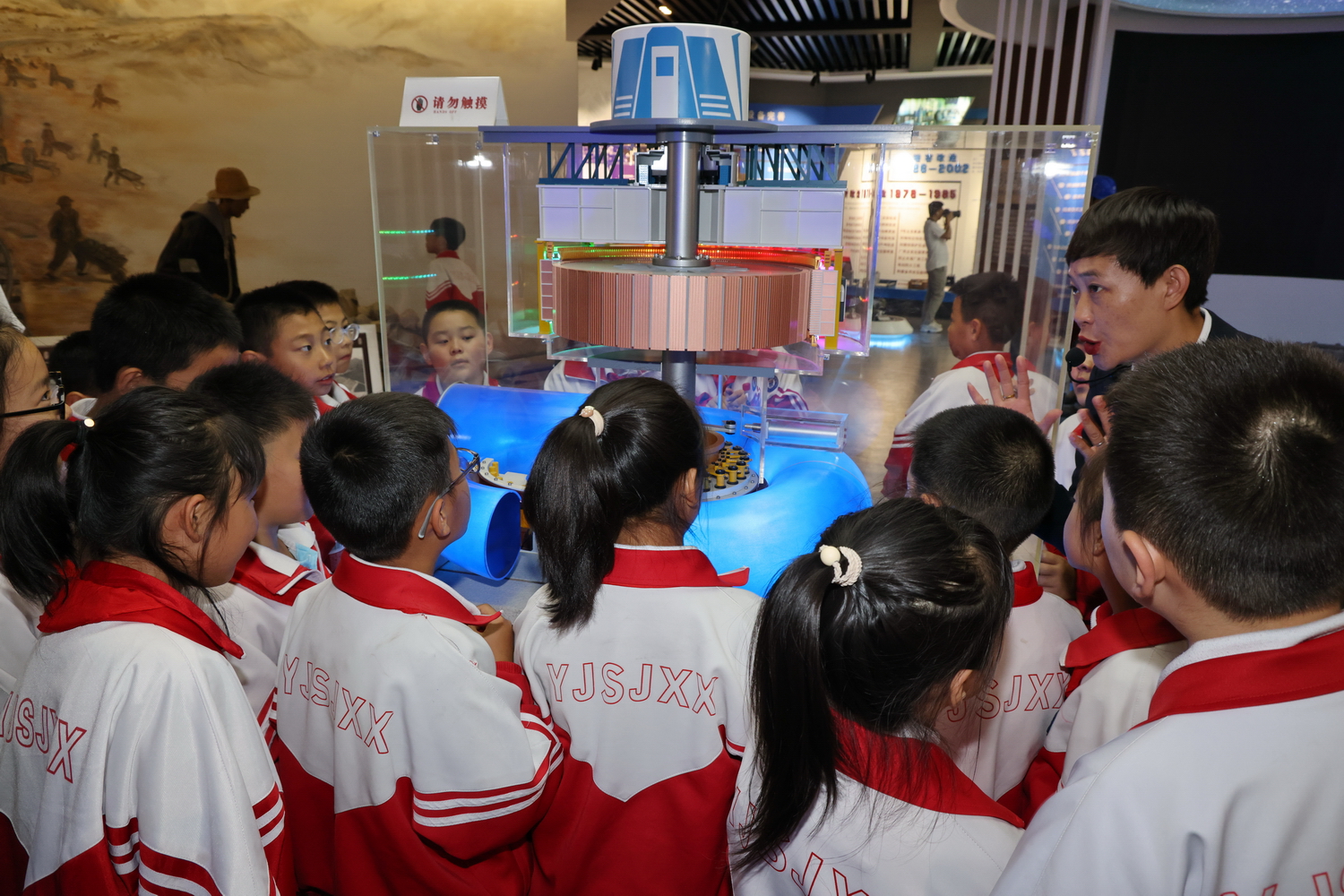 劉家峽水電廠：開學(xué)“第一課” 點燃青少年科技報國夢 (2).JPG