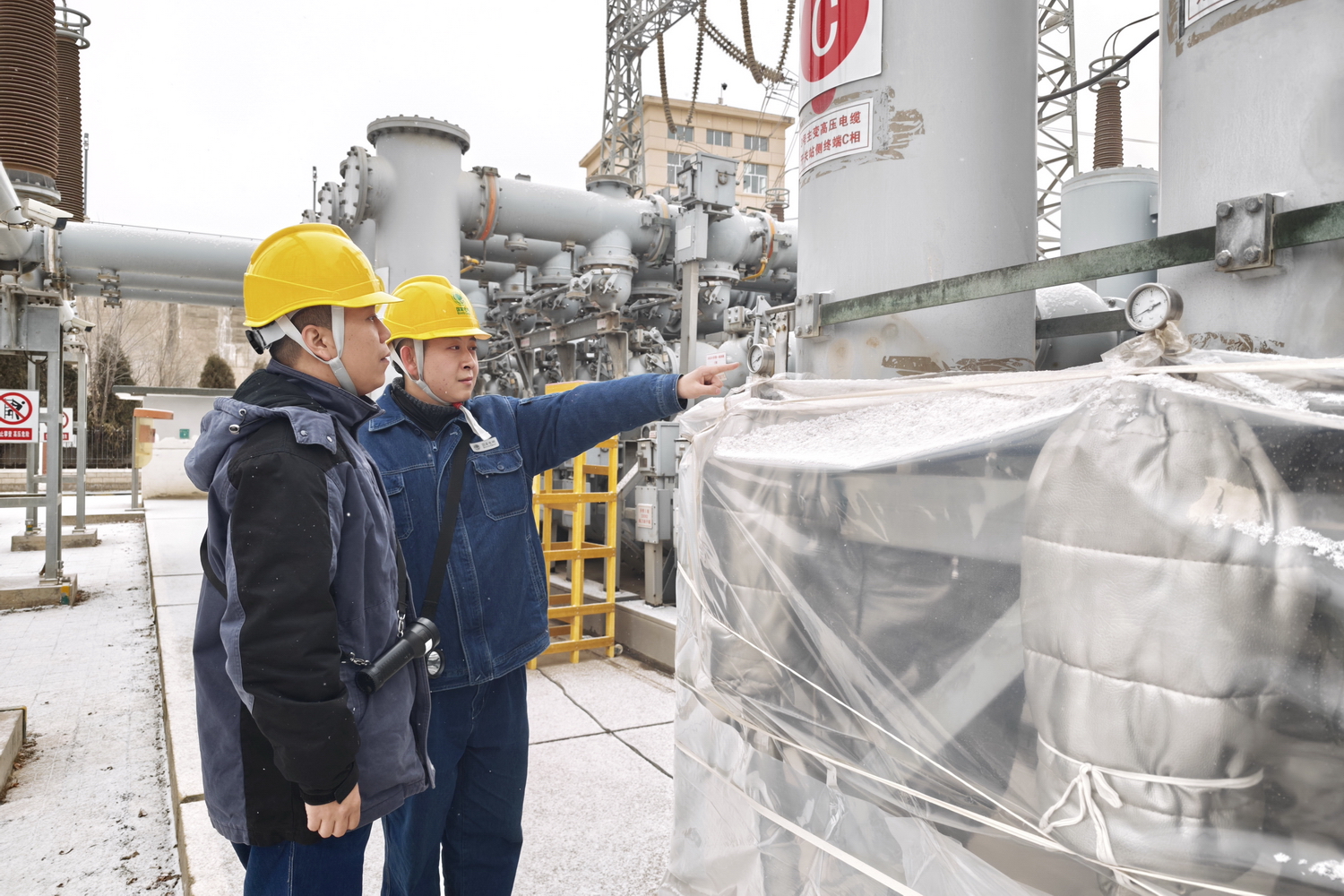 劉家峽水電廠：以動(dòng)制凍御寒潮 穩(wěn)供保電守光明(2).jpg
