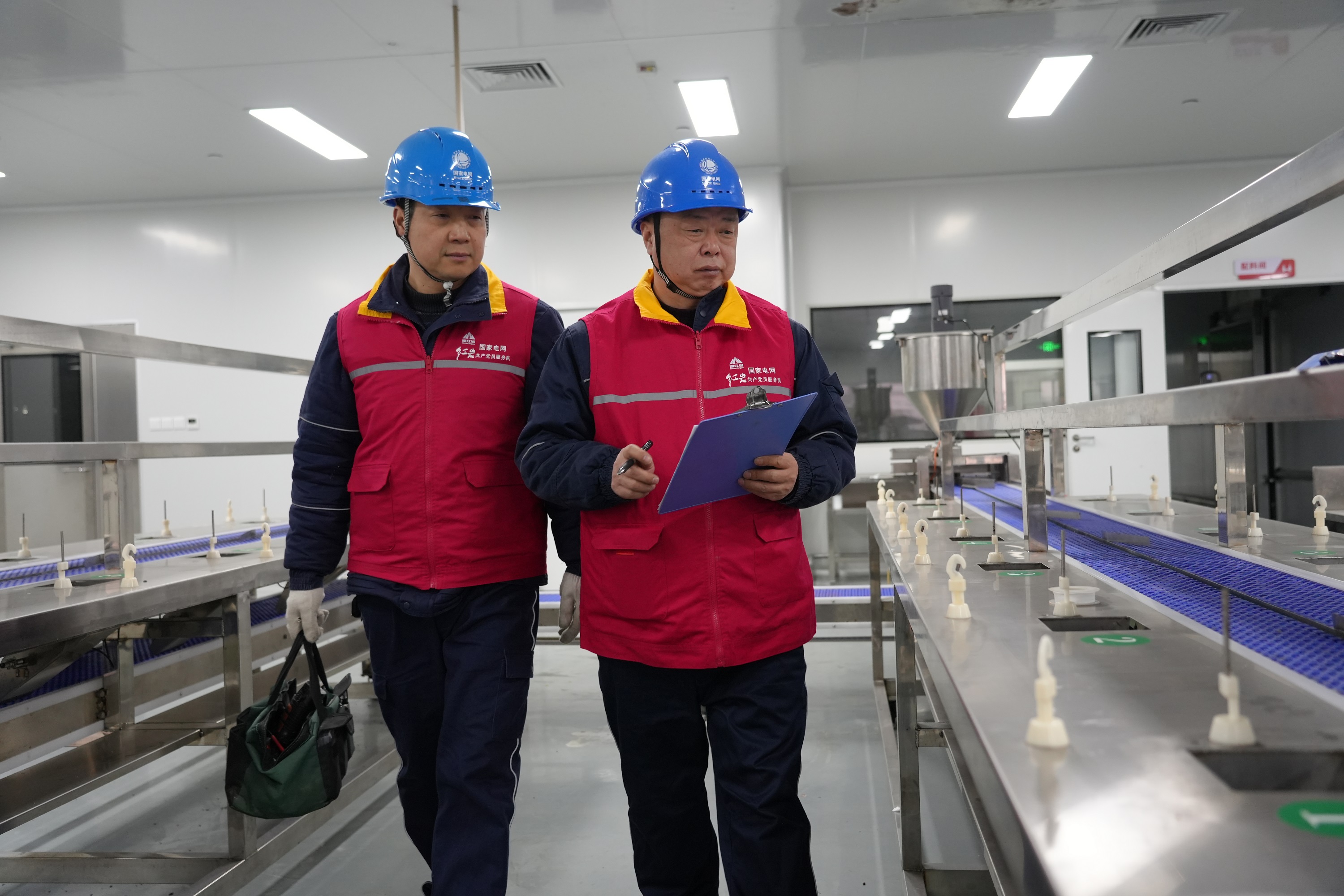 2月4日國(guó)網(wǎng)開州供電公司員工在?重慶嘉利華食品有限公司生<span id=