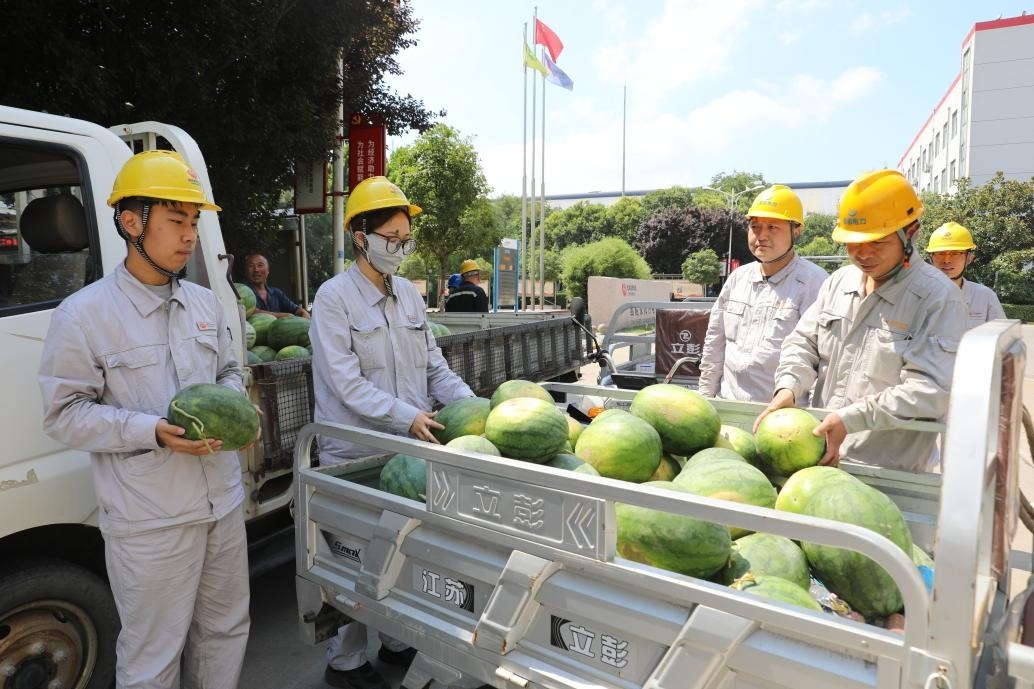 圖為該公司員工在領(lǐng)西瓜.jpg