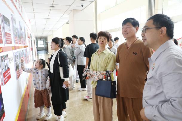 圖為沉浸式參觀文化墻.jpg